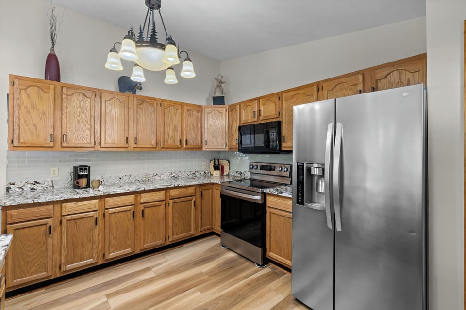 Fully equipped kitchen with Keurig & cookware