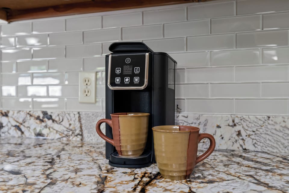 Fully equipped kitchen with Keurig & cookware