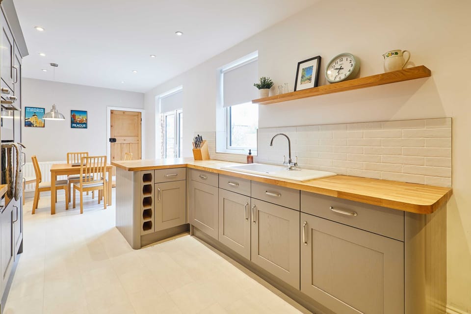 House | 3 bedrooms, desk