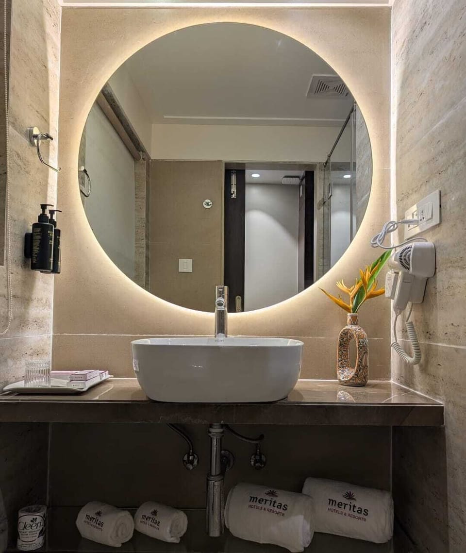 Signature Double Room, 1 Bedroom, Balcony, City View | Bathroom | Eco-friendly toiletries, slippers, towels, soap