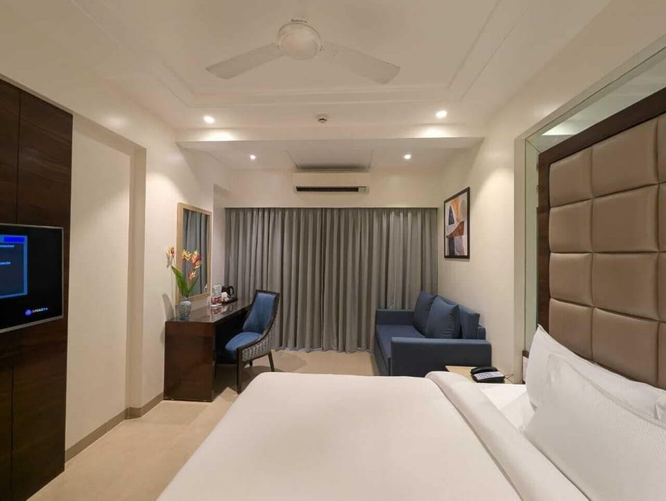 Signature Double Room, 1 Bedroom, Balcony, City View | Minibar, individually furnished, desk, laptop workspace
