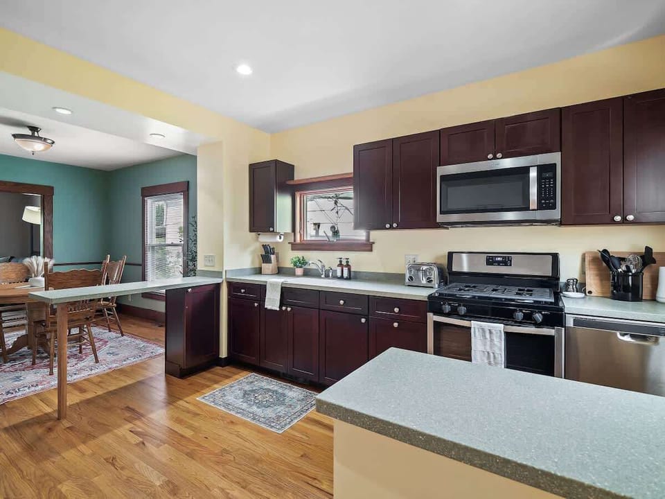 Fully equipped kitchen with modern appliances & plenty of space to cook ✨