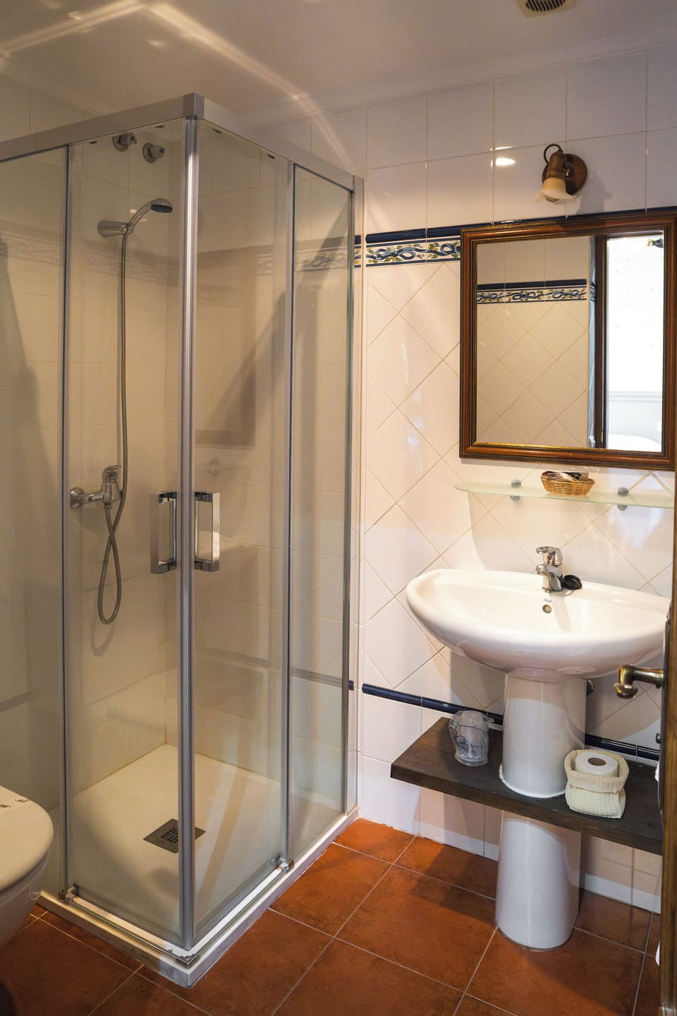 Single Room | Bathroom | Shower, soap, shampoo, toilet paper