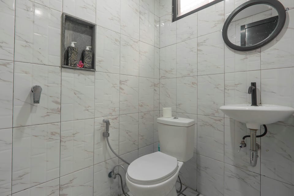 Deluxe Studio, Balcony, Pool View | Bathroom | Shower, free toiletries, towels, soap