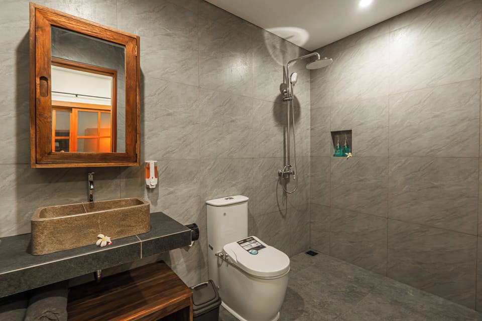 Superior Double Room, Pool View | Bathroom | Free toiletries, bidet, towels, soap