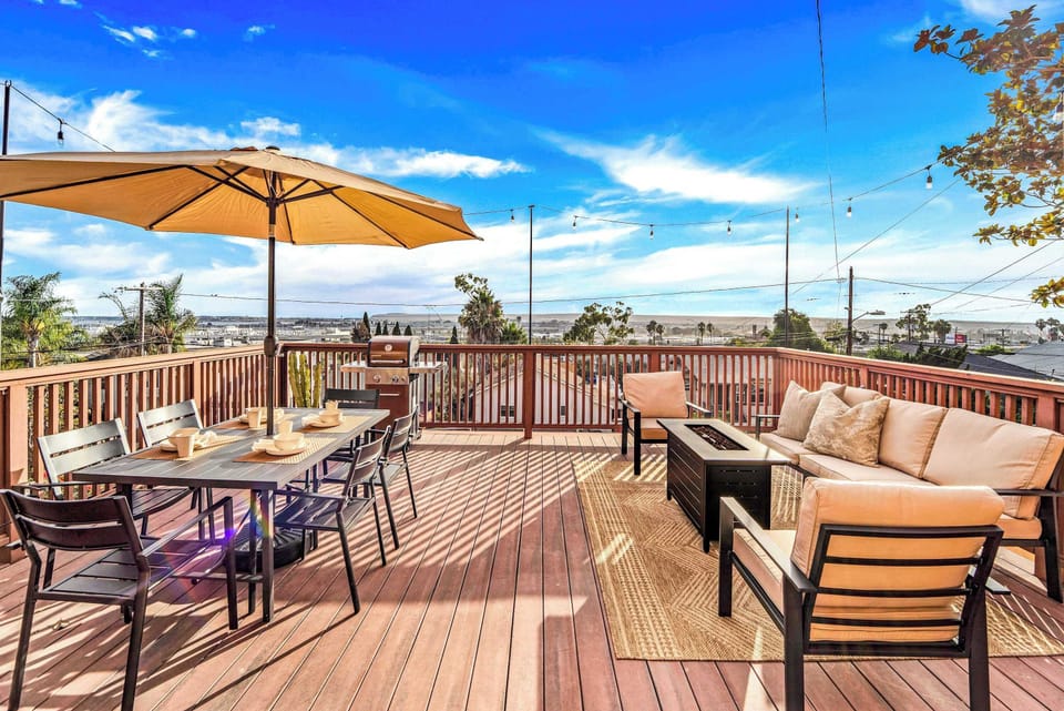 Spacious deck with panoramic views 🌅🪑