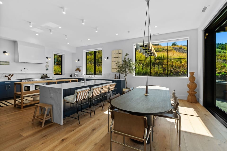 Kitchen & Dining Area