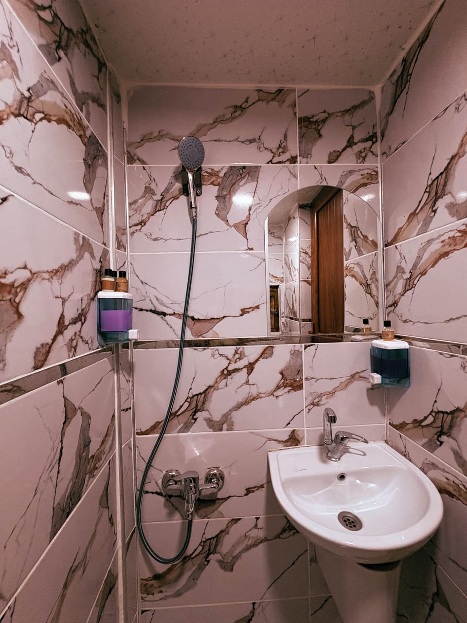 Standard Room | Bathroom | Shower, hair dryer, slippers, towels