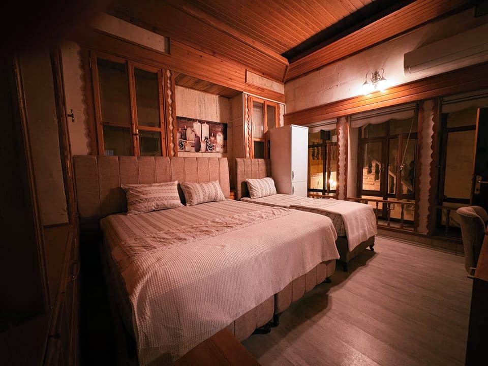 Luxury Triple Room | Desk, laptop workspace, soundproofing, iron/ironing board