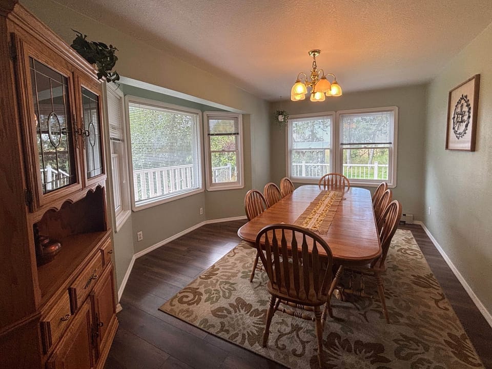 Formal dining room for exclusive entertaining 