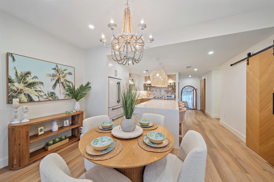 Plenty of seating for family and friends in the dining area and kitchen island. Perfect for gatherings with family and friends.