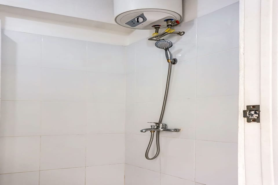 Deluxe Double Room | Bathroom | Shower, towels