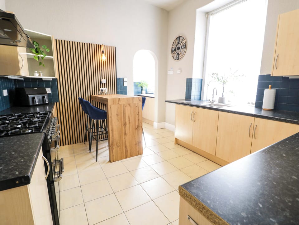 Cottage | Private kitchen | Fridge, dishwasher, toaster, cookware/dishes/utensils