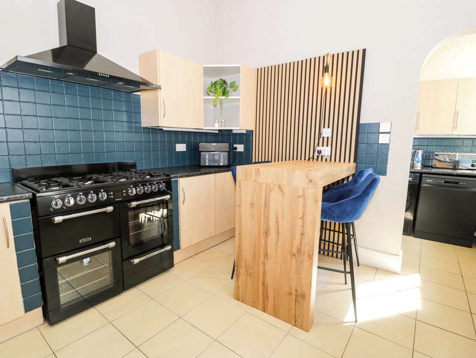 Cottage | Private kitchen | Fridge, dishwasher, toaster, cookware/dishes/utensils