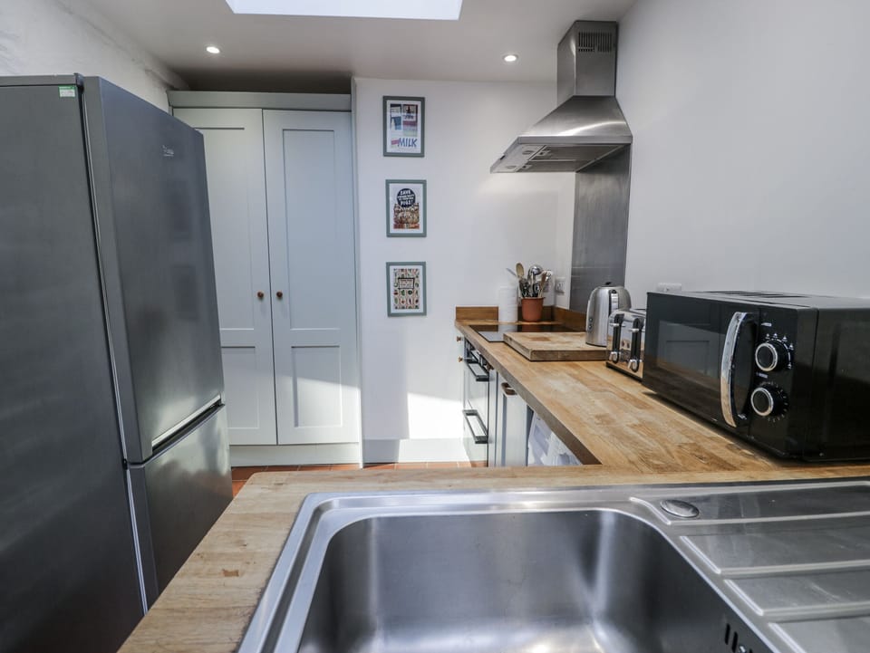 Cottage | Private kitchen | Dishwasher, cookware/dishes/utensils