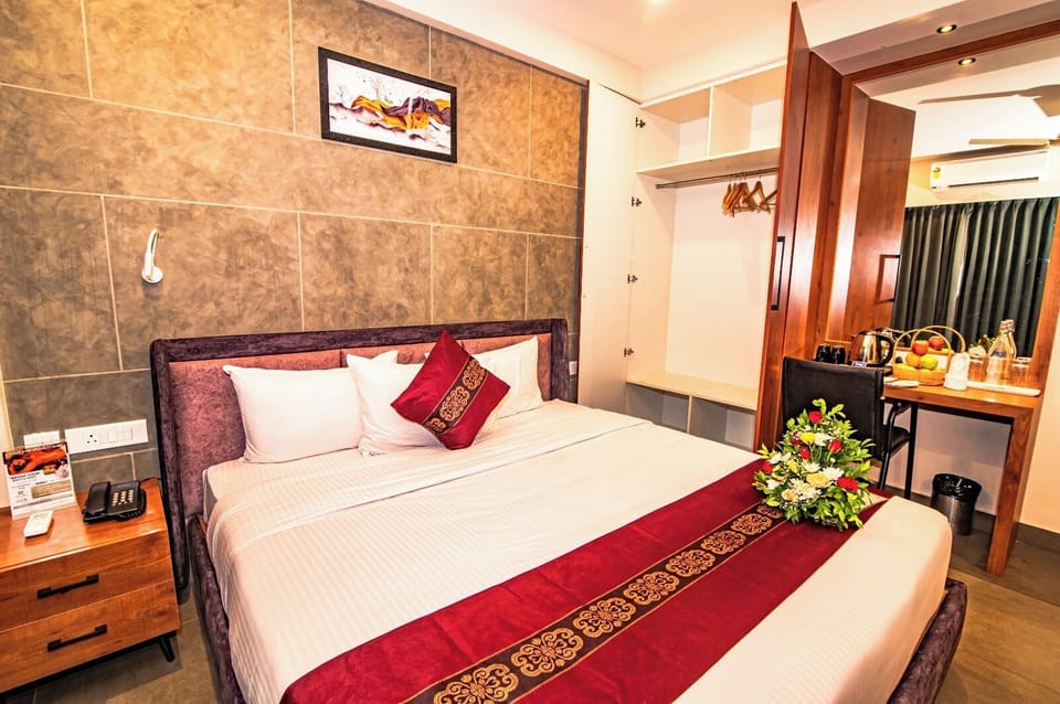 Premium Suite AC | Desk, laptop workspace, soundproofing, iron/ironing board (on request)