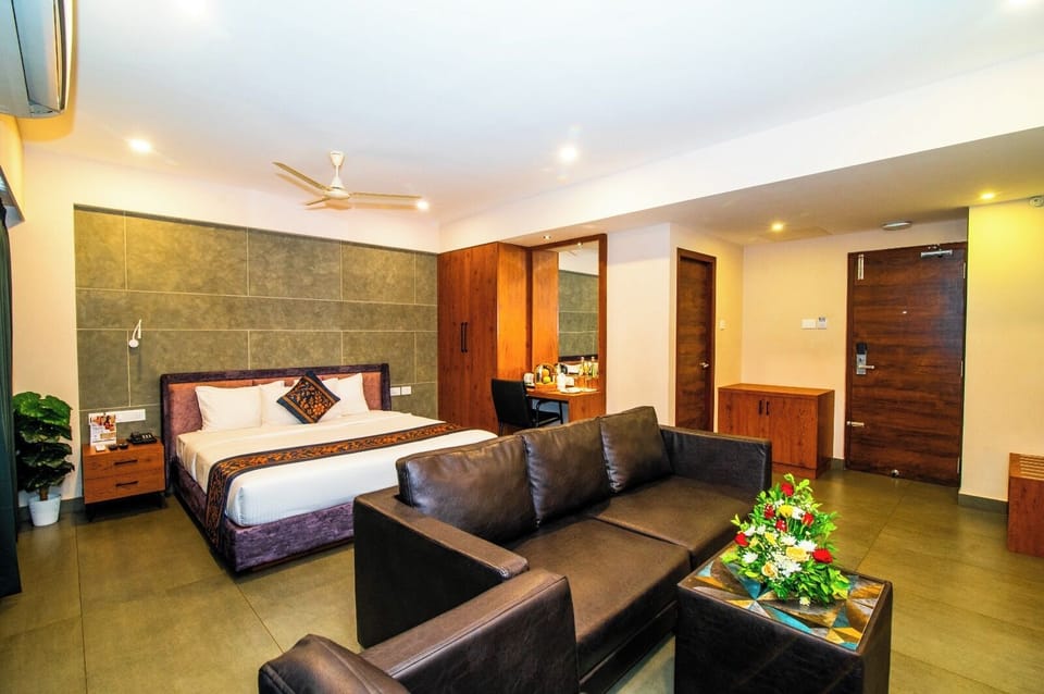 Business Suite AC | Desk, laptop workspace, soundproofing, iron/ironing board (on request)