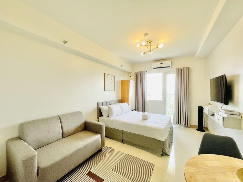 Living/Sleeping Area