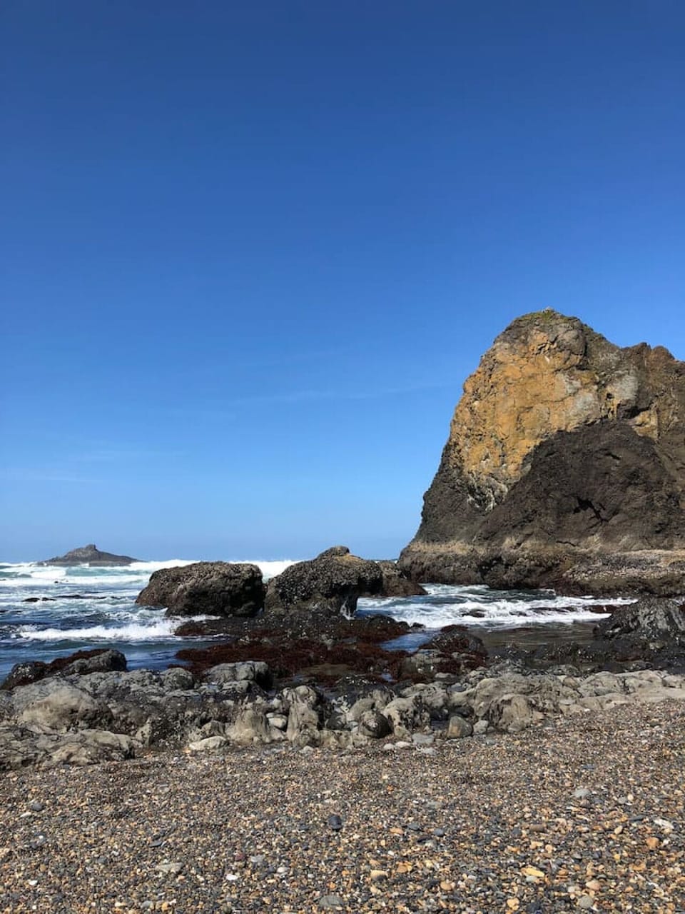 Dramatic coastal cliffs meet the Pacific at Road’s End. Explore rugged beauty and crashing waves just minutes away.