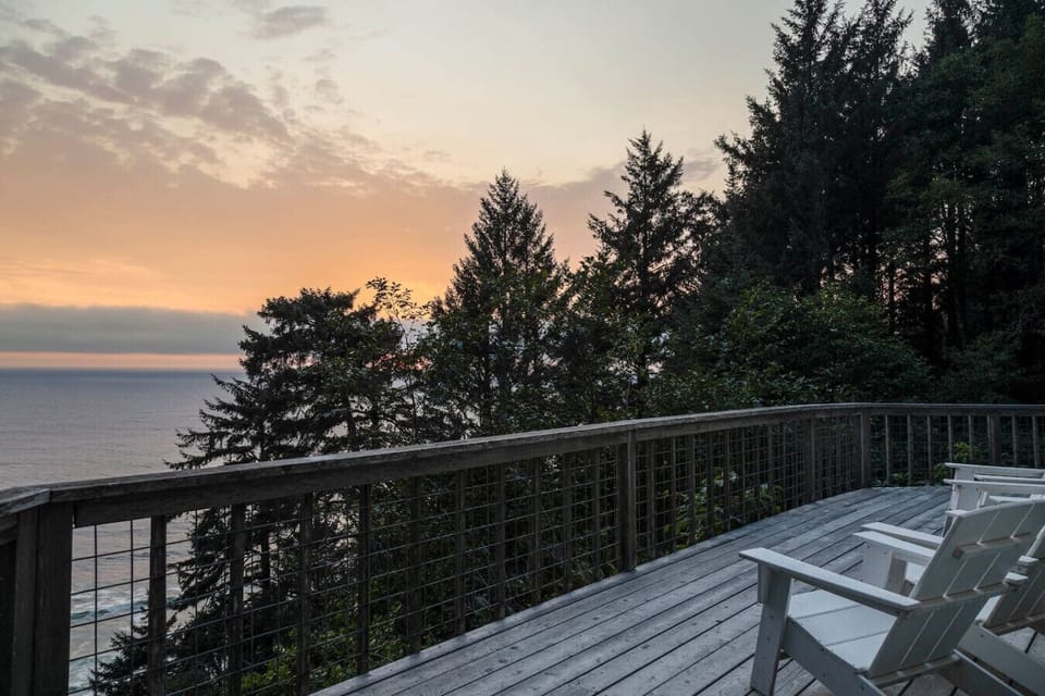 Watch unforgettable sunsets over the Pacific from the comfort of the deck. With cozy seating and tranquil surroundings, it’s the perfect place to unwind at the end of the day.