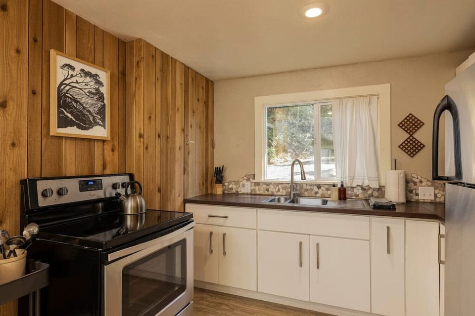 This bright kitchen combines modern appliances with rustic wood accents for a warm, welcoming feel. Well-equipped and practical, it makes preparing meals easy and enjoyable.
