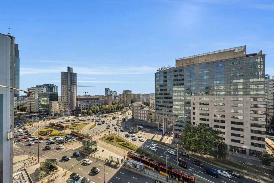 Apartment with Stunning City View from High Floor Windows | Book Now with RENTUJEMY.COM