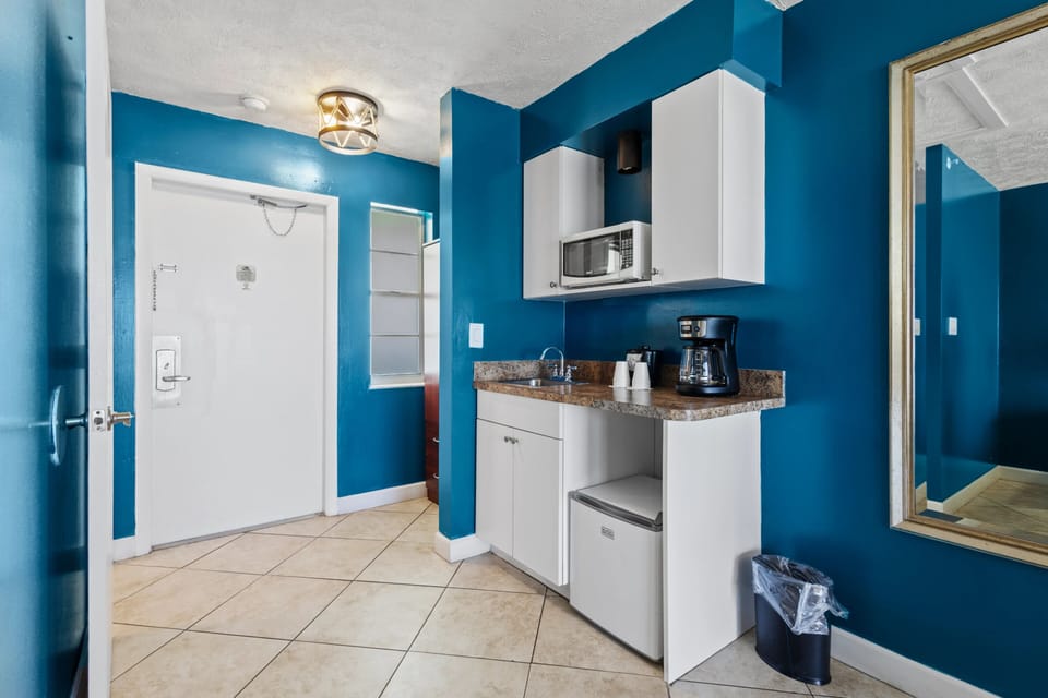 Studio Suite, 1 King Bed | Private kitchen | Mini-fridge, microwave, oven, cookware/dishes/utensils