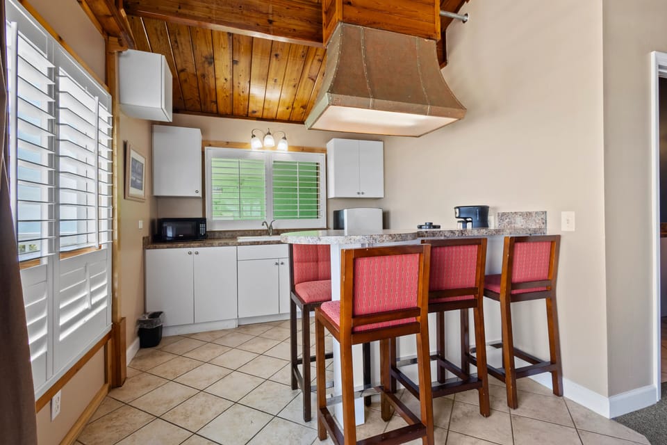 Standard Studio, 1 King Bed | Private kitchen | Mini-fridge, microwave, oven, cookware/dishes/utensils