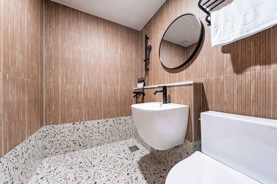 Basic Double Room | Bathroom | Hair dryer, bathrobes, slippers, towels