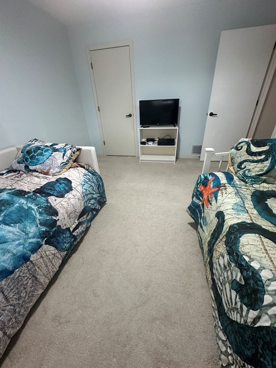 3rd bedroom with TV and Xbox one 