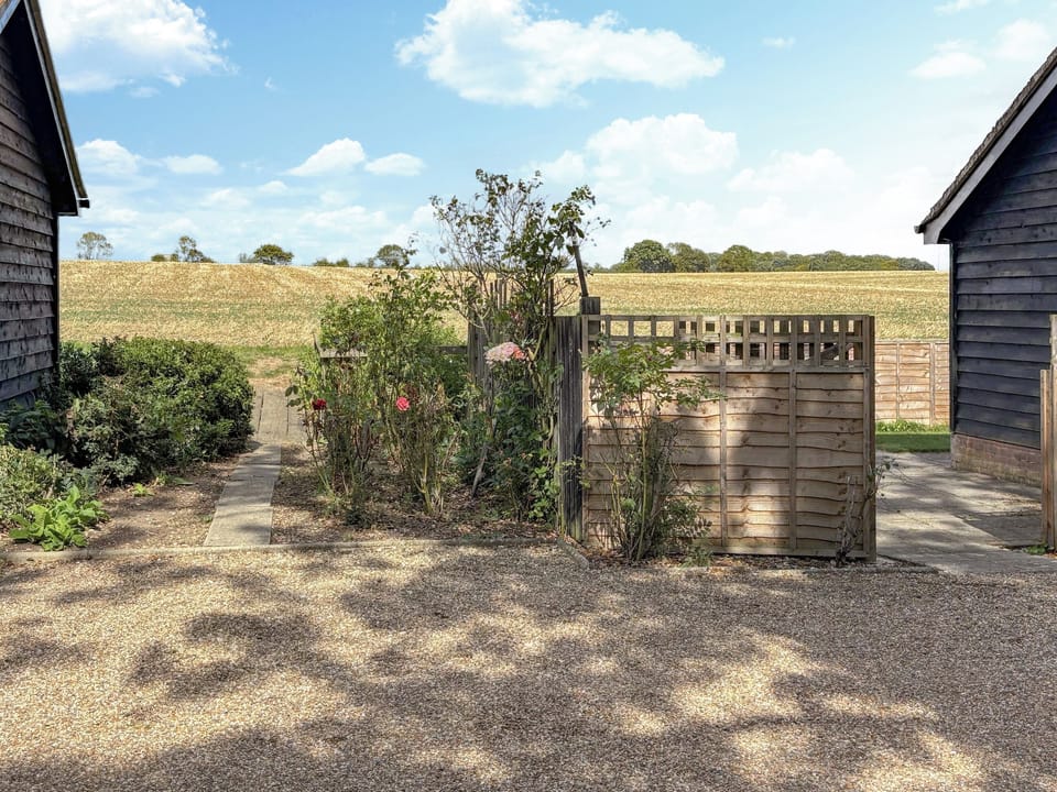 path between the 2 chalets heading for lake path | Rose Chalet - Framlingham Retreats, Framlingham