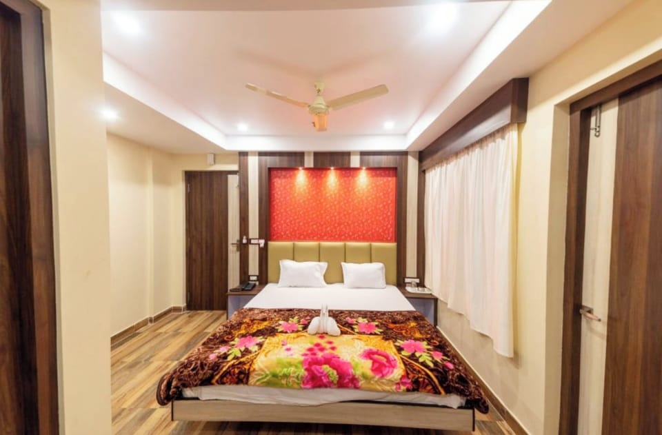 Deluxe Double Room, Air conditioning | Hypo-allergenic bedding, desk, soundproofing, free WiFi
