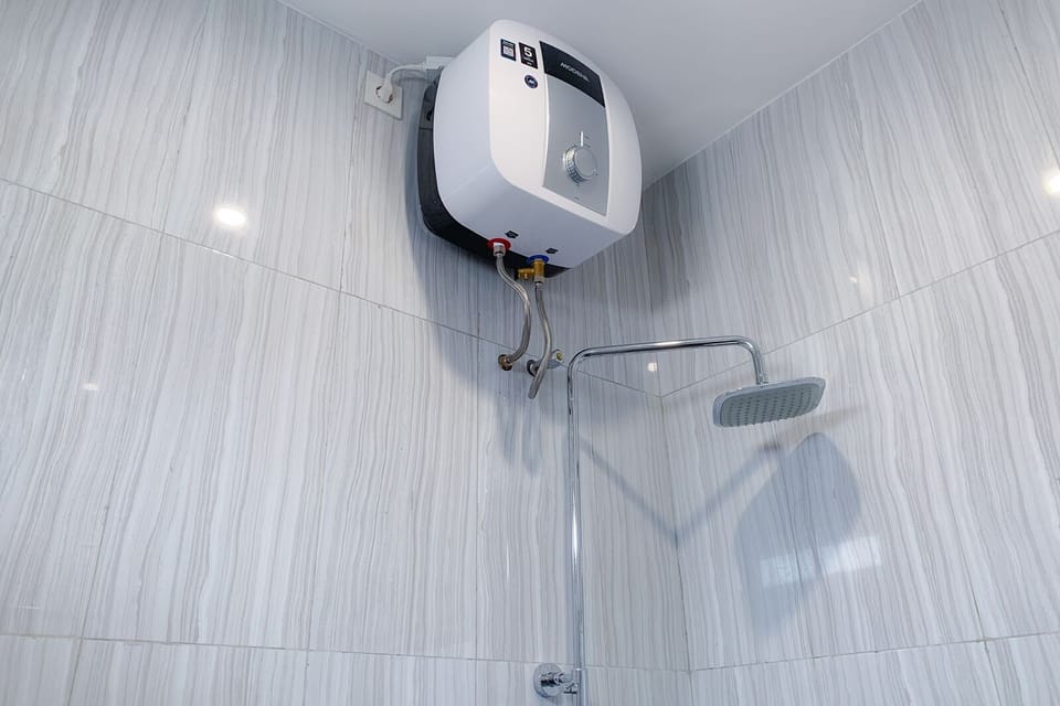 Standard Twin Room | Bathroom | Shower, bidet, towels
