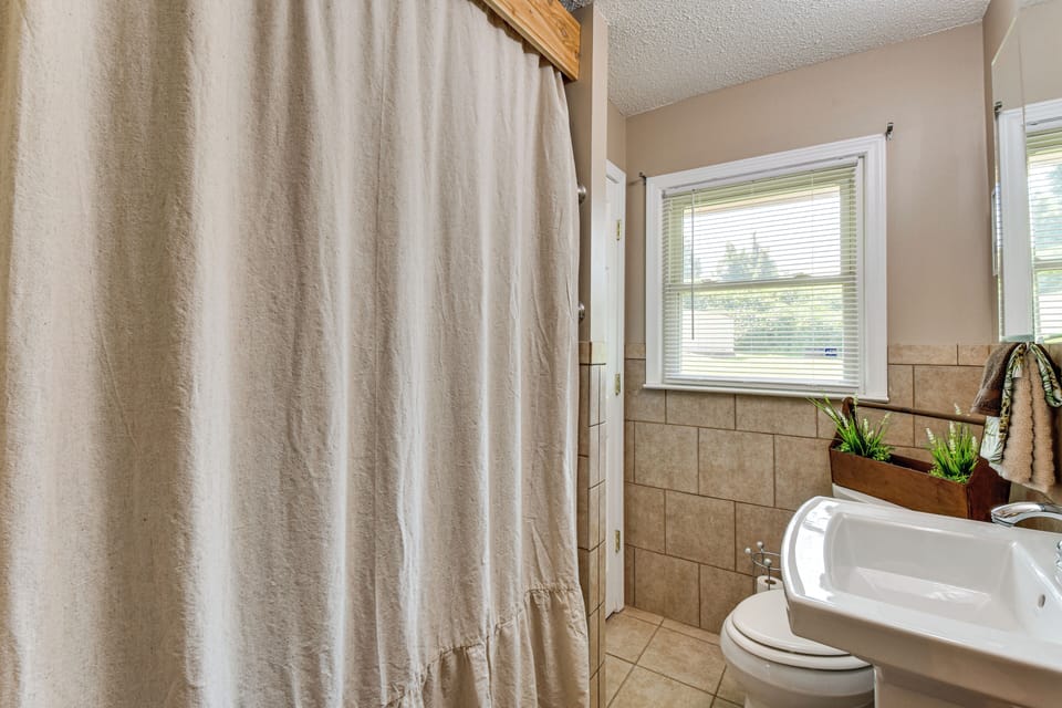 Full Bathroom | Towels Provided | Complimentary Toiletries