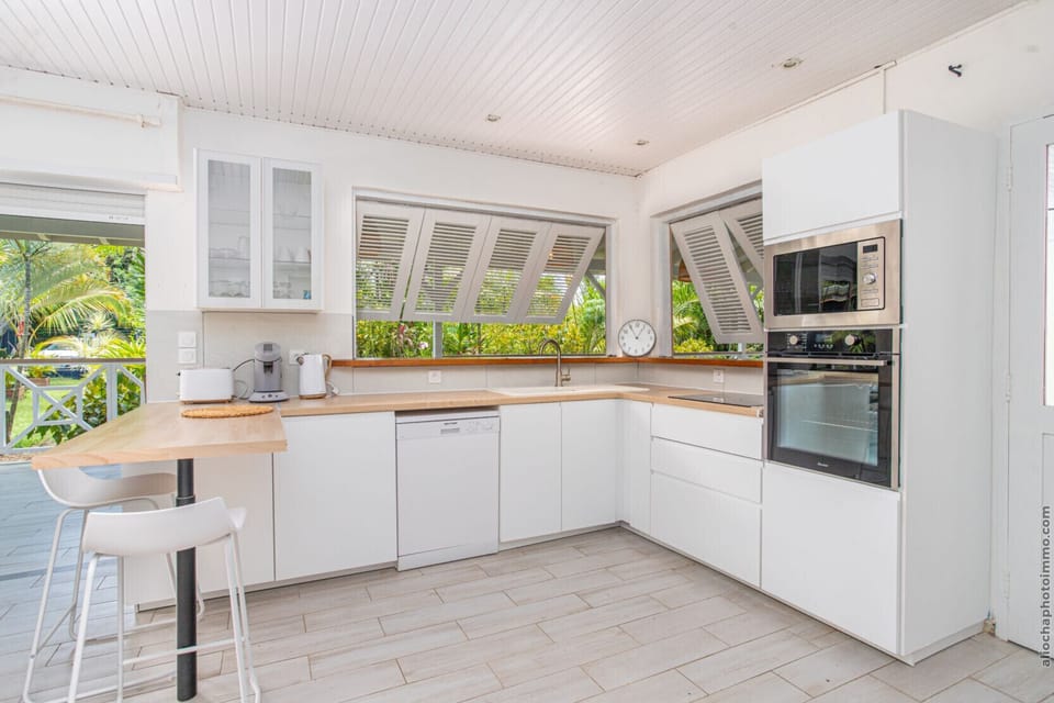 A spacious and perfectly equipped kitchen, combining modernity and wooden touches to prepare your meals in a convivial atmosphere.