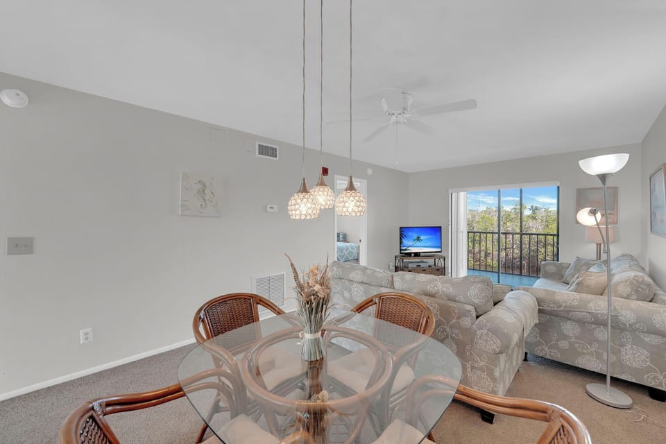 Dining for 4 at your island vacation condo