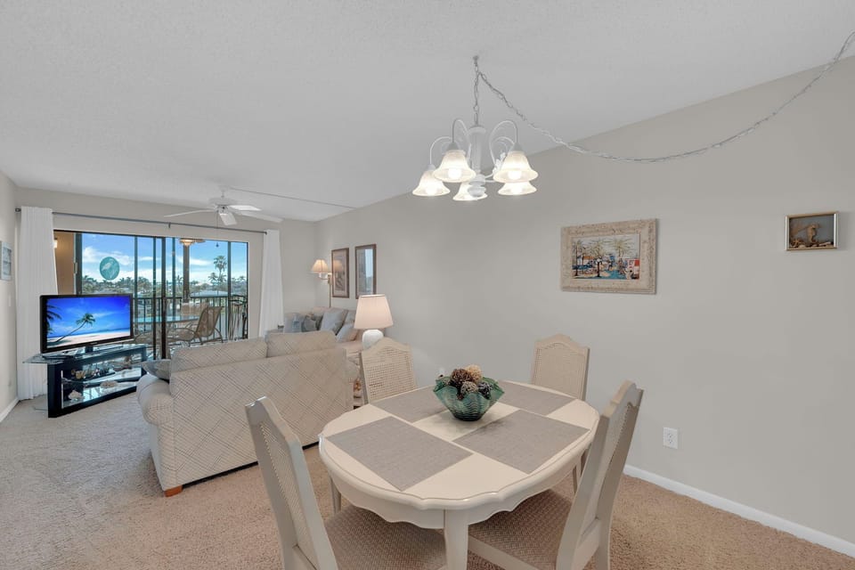 Dining for 4 in your island vacation condo