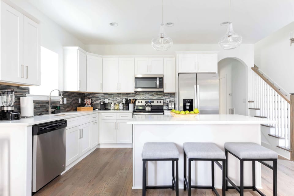 Fully equipped kitchen with island seating for 3