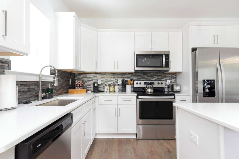 Fully equipped kitchen with island seating for 3