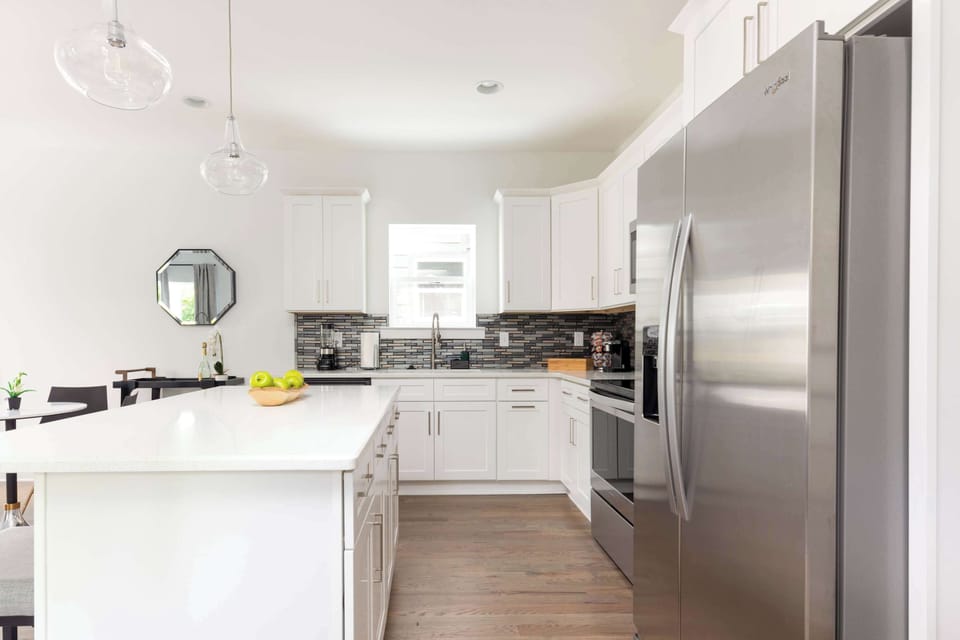 Fully equipped kitchen with island seating for 3