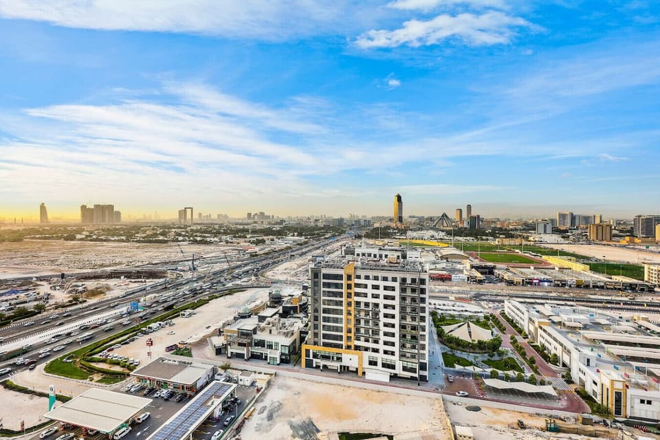 Skyline View: Experience stunning cityscapes from your private balcony at twilight!