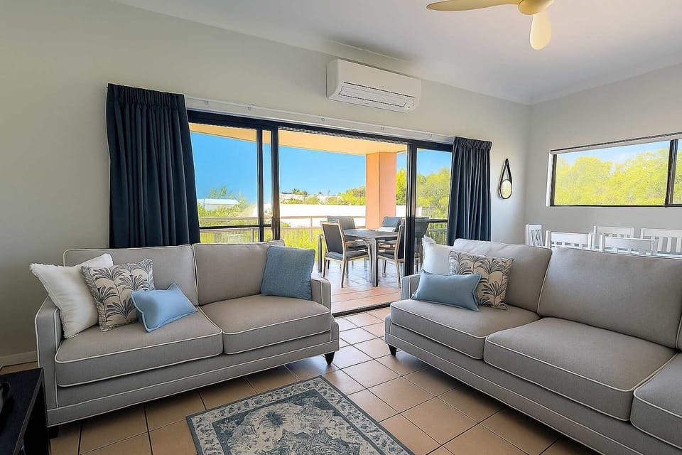Spacious Living Room with Balcony and Natural Light