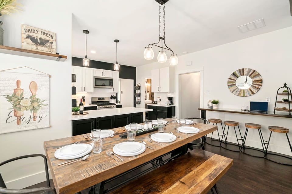 Dining Area | Comfortable Seating for 8
