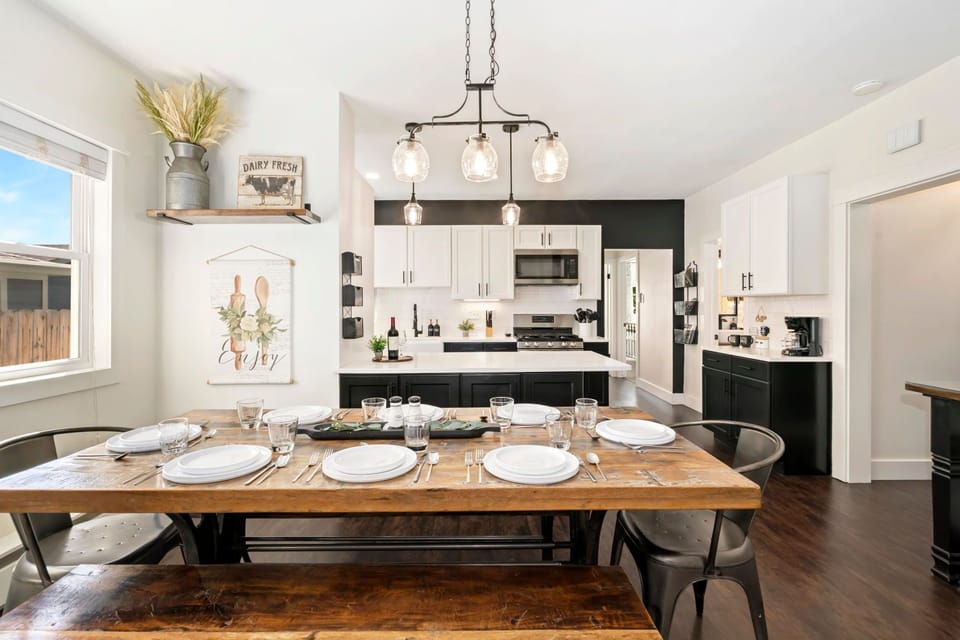 Dining Area | Comfortable Seating for 8