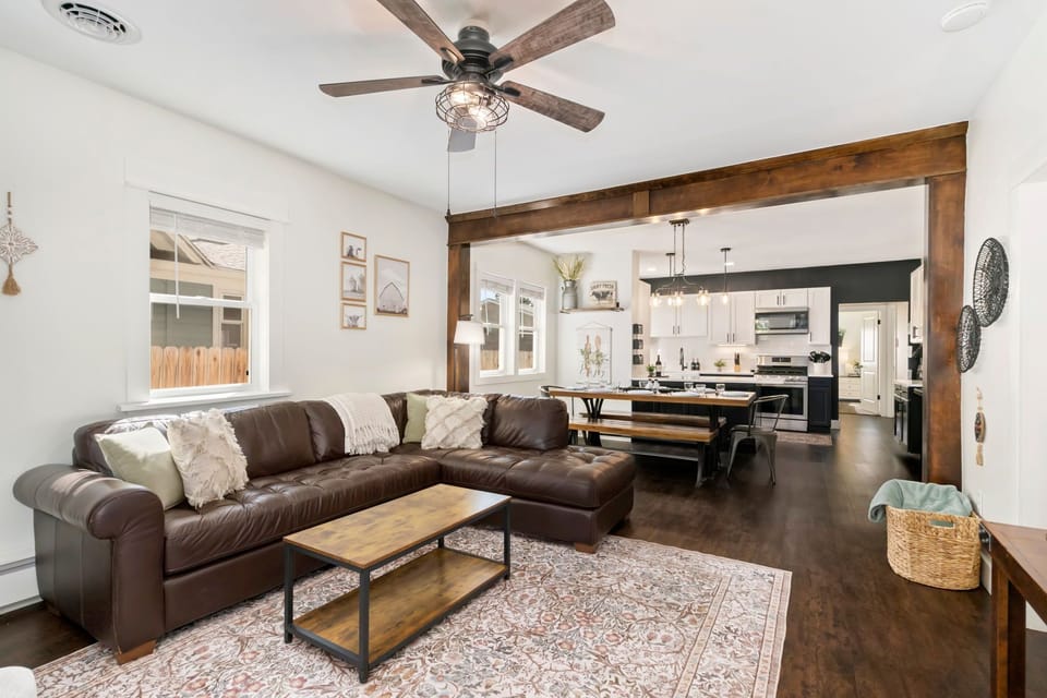 Living and Dining Area | Plenty of room for the whole group!