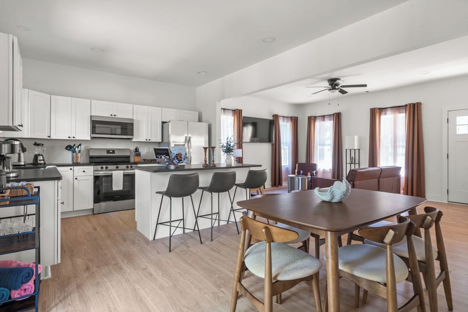 🍳 Fully equipped kitchen, ready for home-cooked meals and family gatherings.