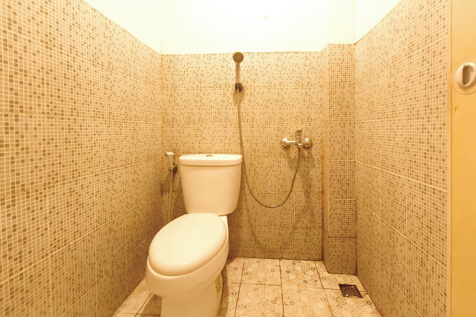 Standard Room | Bathroom | Shower, bidet, towels, soap