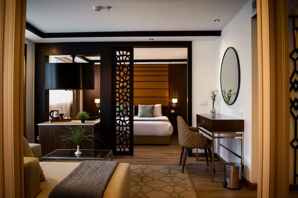 Deluxe Studio Suite | Minibar, in-room safe, bed sheets