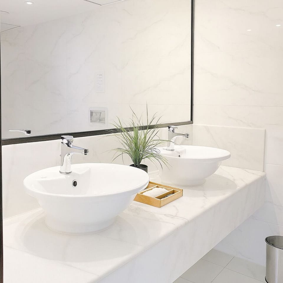 Deluxe Studio Suite | Bathroom | Separate tub and shower, hair dryer, towels, soap