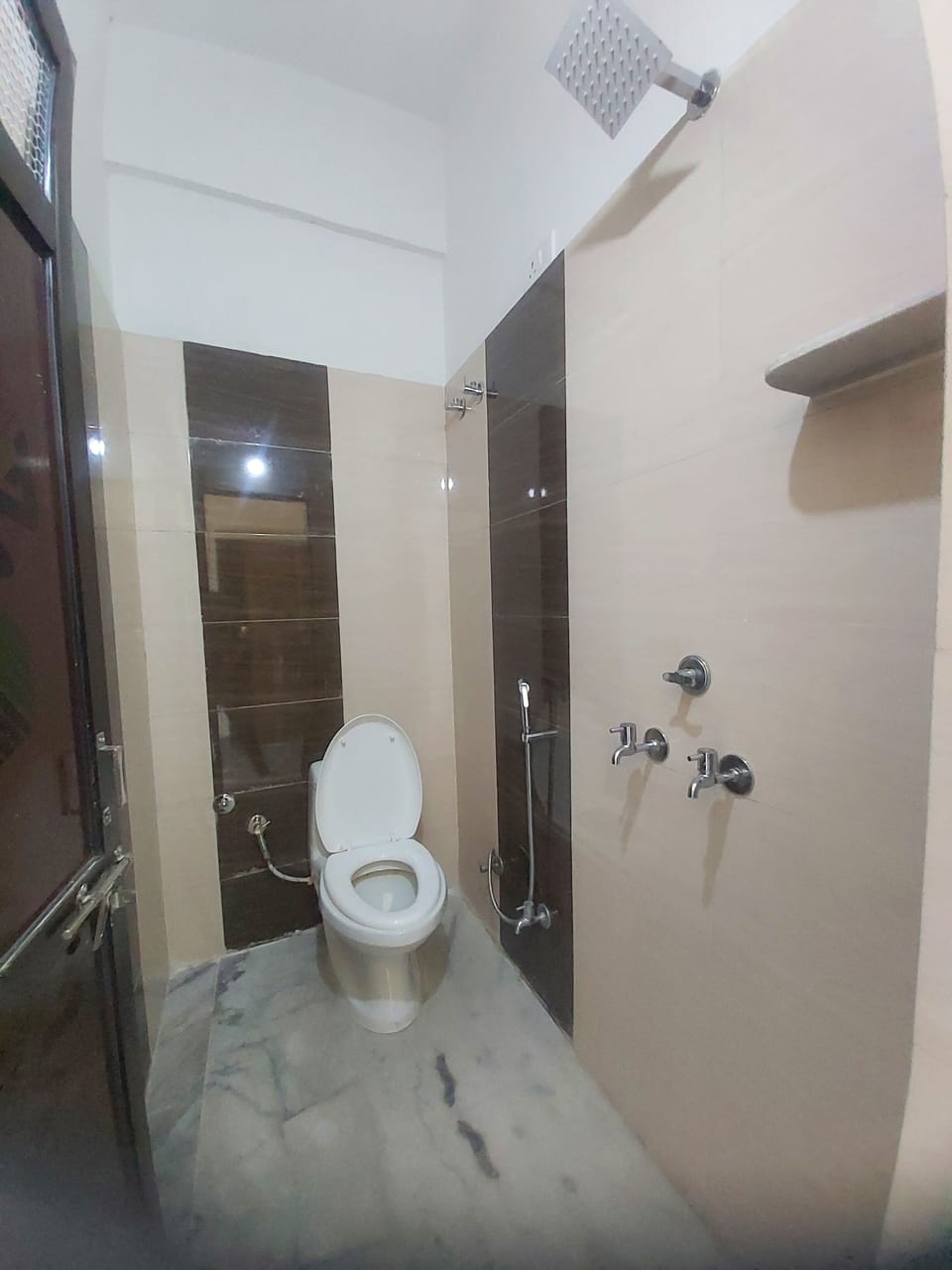 Basic Double Room | Bathroom | Shower, slippers, towels, soap